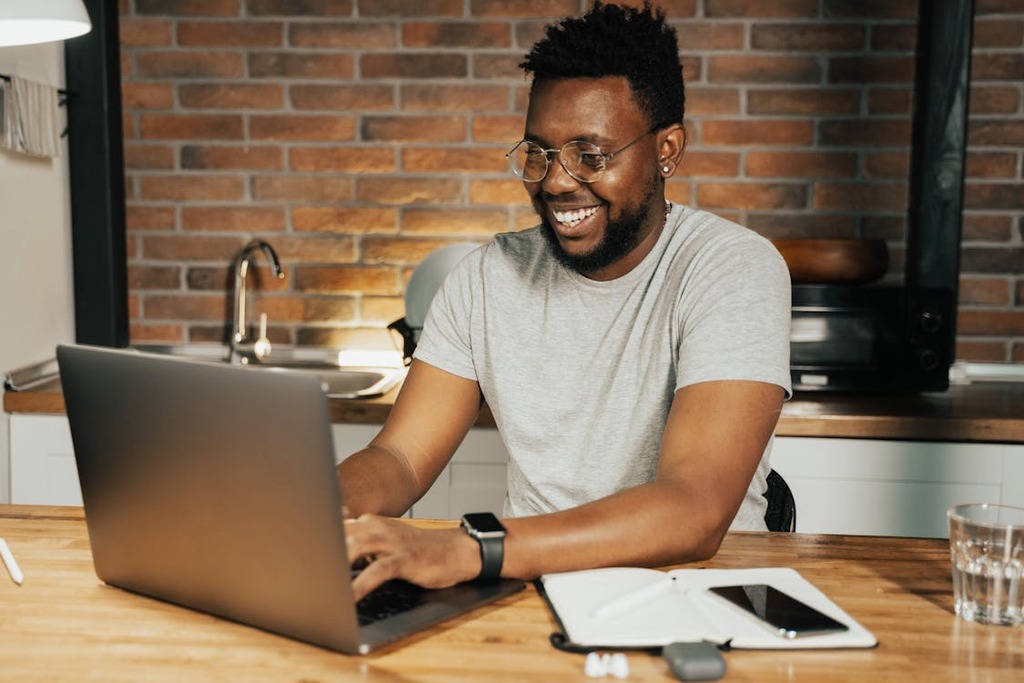 Get a salary advance loan to sort out your mid-month emergency